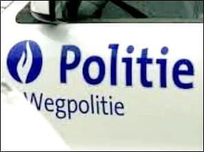 Gros plan sur le logo de la police de la route (« Politie · Wegpolitie ») sur un véhicule de police.