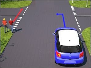 Vue 3D d'un carrefour : la voiture bleue s'apprête à tourner à gauche ; deux piétons s'apprêtent à traverser la rue dans laquelle elle va entrer.